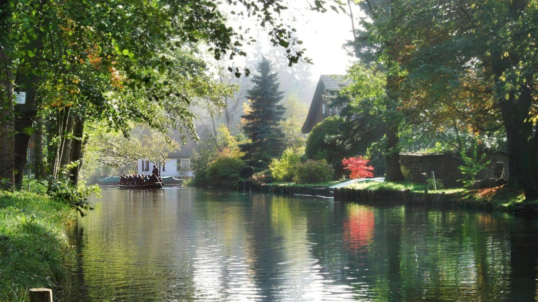 Kahnfahrt auf einem Spreewaldfließ bei Lübbenau im Herbstlicht